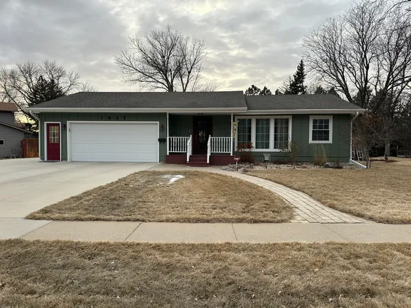 1937 Cardinal Ln, Huron, SD 57350