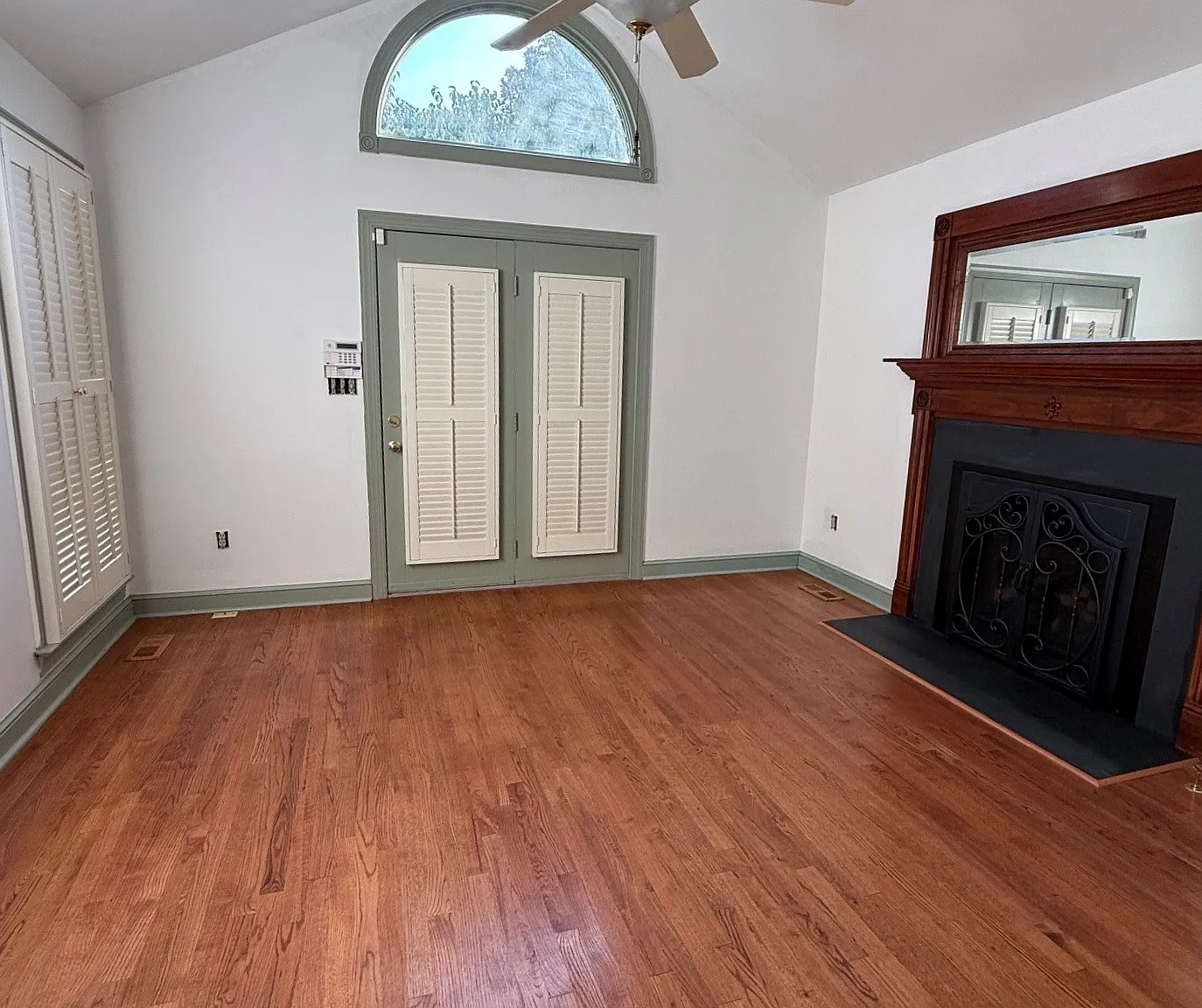 4 bed, 2.5 bath, 2918 sqft, $4,000 — Photo 1
