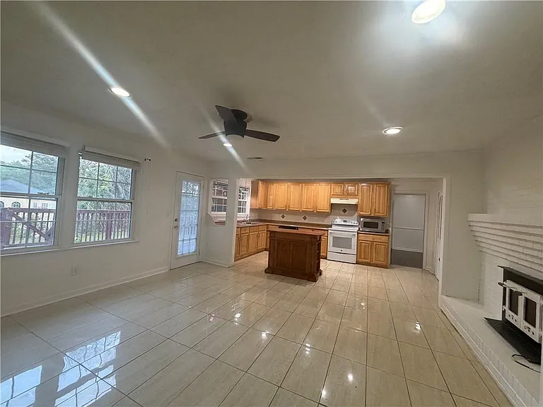 981 Woodward Park Dr — Photo 3