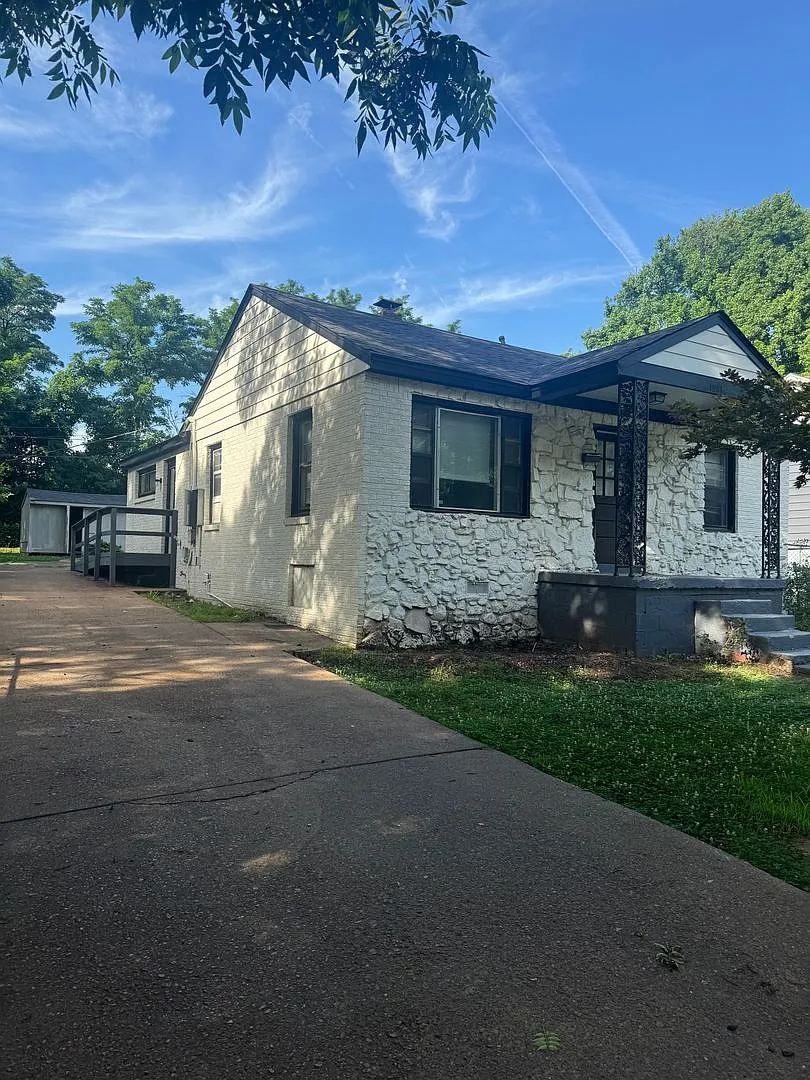 Welcome to 1981 Boyle Ave! — Photo 2