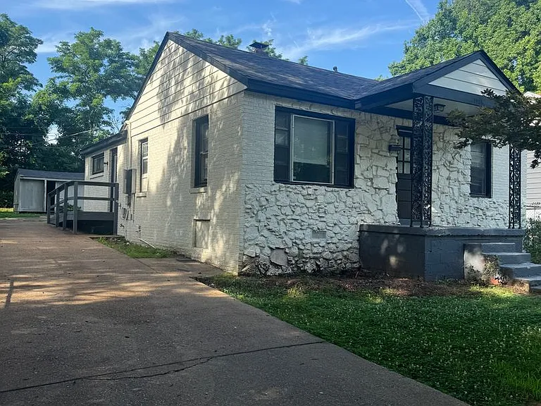 1981 Boyle Ave — Photo 2