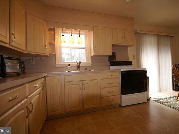 4th image of 200 Oak Ave