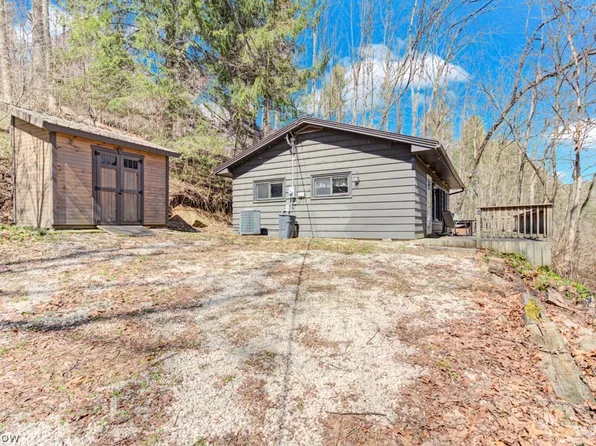 8087 2nd Dr SW, Bowerston, OH 44695