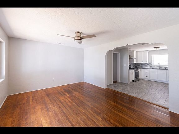 5th image of 204 S Peninsula Ave