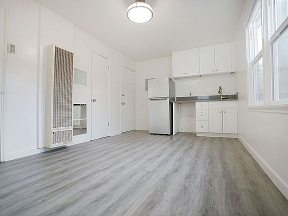 2nd image of 858 Lincoln Blvd APT 5