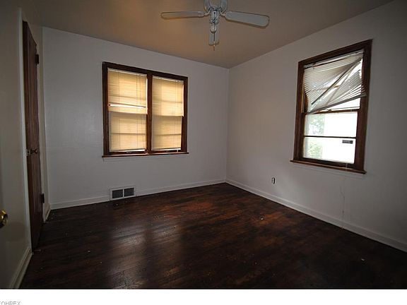 3rd image of 25531 Farringdon Ave
