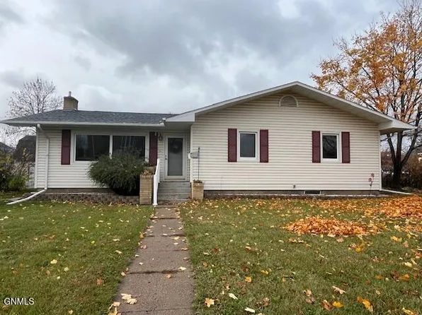 516 4th Ave SE, Jamestown, ND 58401