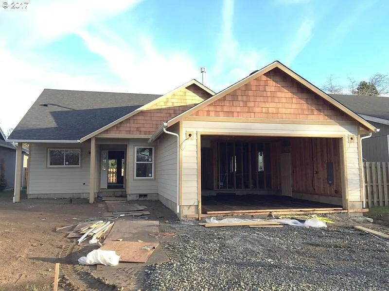 94 NW Birch Ave photo 1