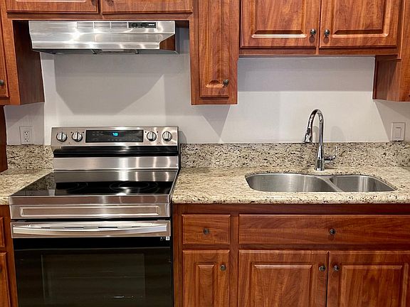 5th image of 512 Evergreen St Unit 107