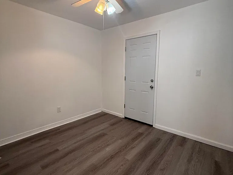 200 Sand Ln — Photo 4