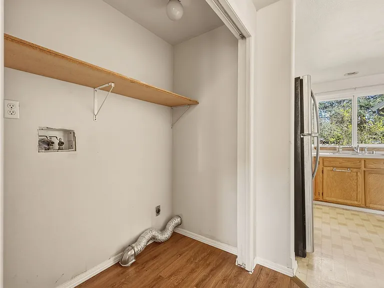 916 McCormick St NE — Photo 12