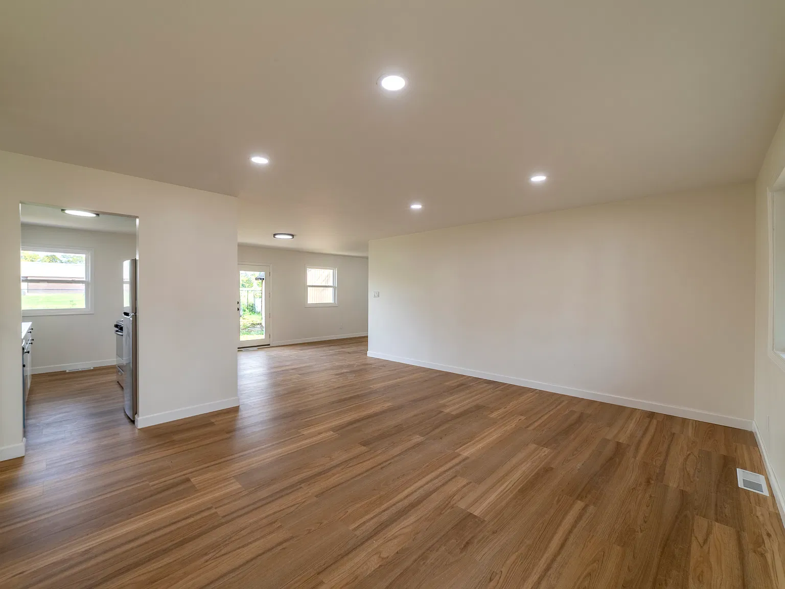 3 bed, 1240 sqft, $2,300 — Photo 3