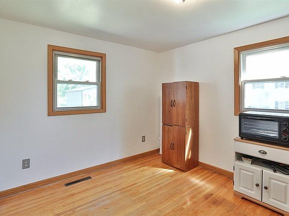 5th image of 610 W Church St