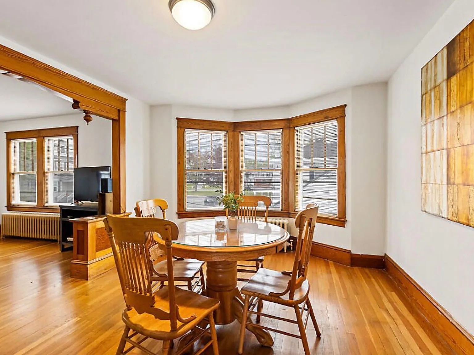 3 bed, 1.0 bath, 1600 sqft, $2,000 — Photo 1