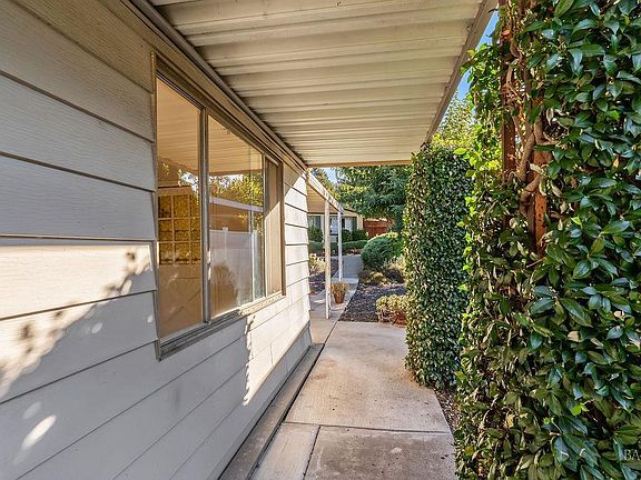 5th image of 42 Shadyleaf Court