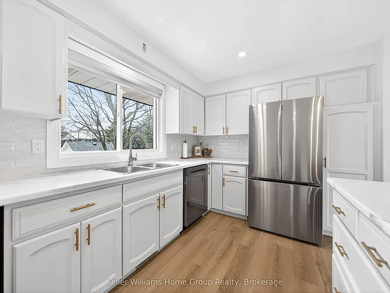 535 Elgin St — Photo 18