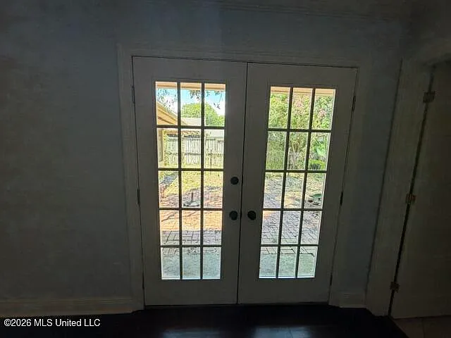 710 Mills Ave — Photo 24