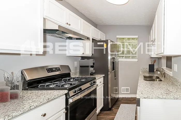 Building Photo - 403 River Chase Dr