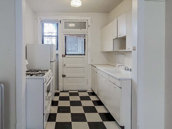 2nd image of 634.5 W Arlington Pl #27