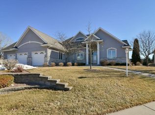 W53N1090 Hawthorne Ln, Cedarburg, WI 53012
