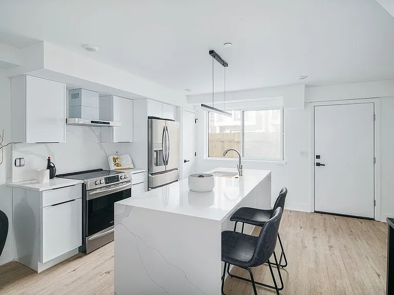 Brand New Luxury Townhouses — Photo 58