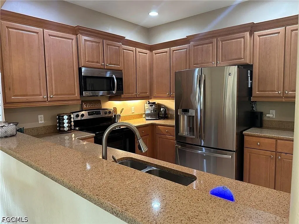 3 bed, 2.5 bath, 1936 sqft, $1,950 — Photo 1