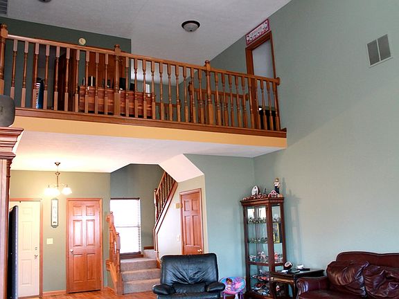 2nd image of 639 Davis Ct