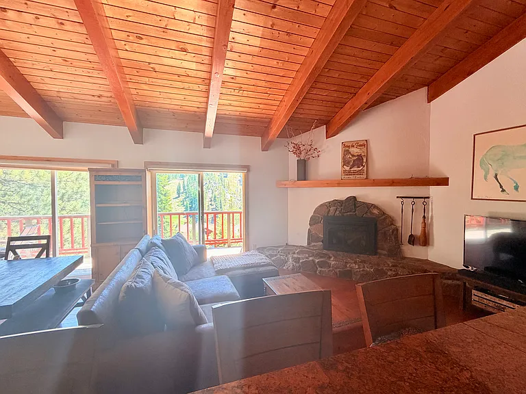 1325 Zurich Ln — Photo 5