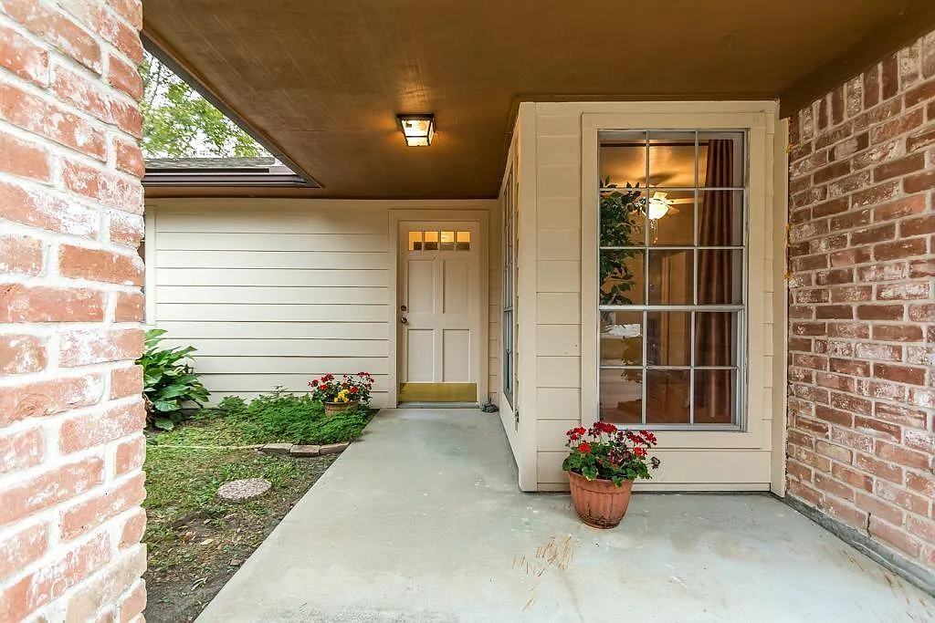 4 bed, 2.0 bath, 1682 sqft, $2,350 — Photo 2