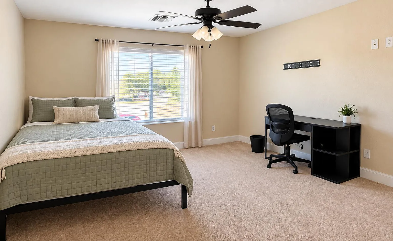 4 bed, 3.0 bath, 3740 sqft, $875 — Photo 1