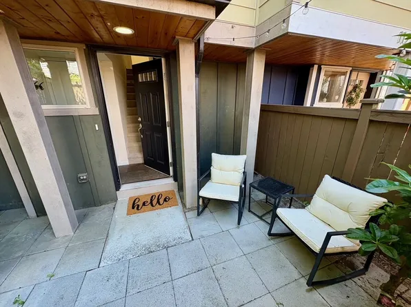 1122 N 92nd St APT B, Seattle, WA 98103