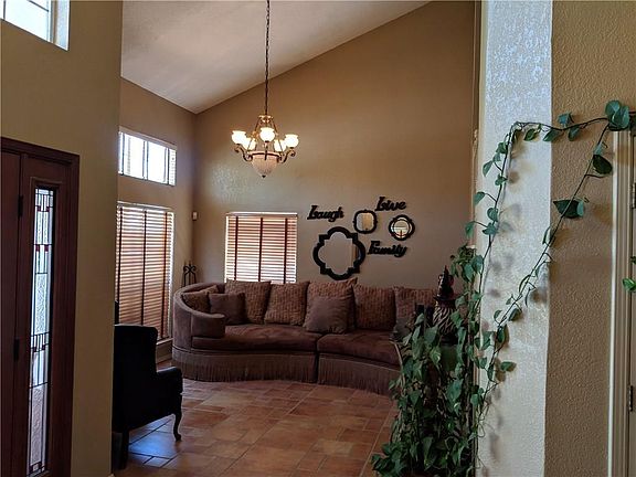 5th image of 913 Las Palmas Way
