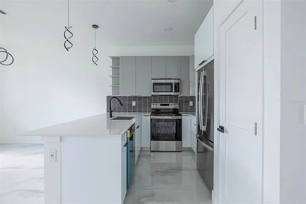 3 bed, 2.5 bath, 1536 sqft, $2,100 — Photo 2