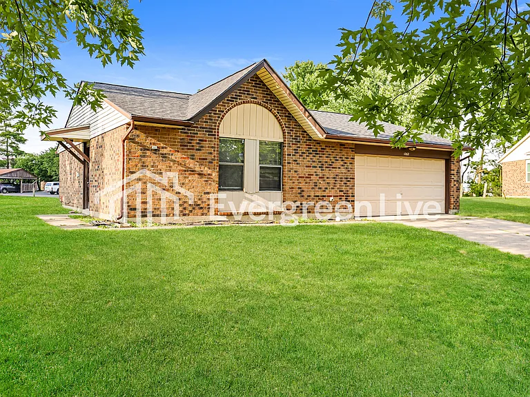 1262 Firethorne Dr — Photo 2