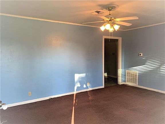 2nd image of 2212 Winnie St
