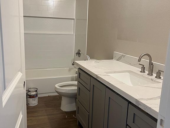 4th image of 215 Oakwood Dr