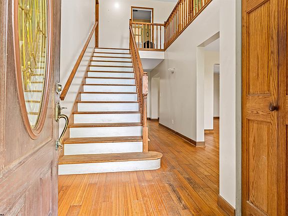 3rd image of 381 Meadow Ln
