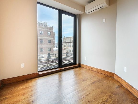 4th image of 865 Willoughby Ave #7J