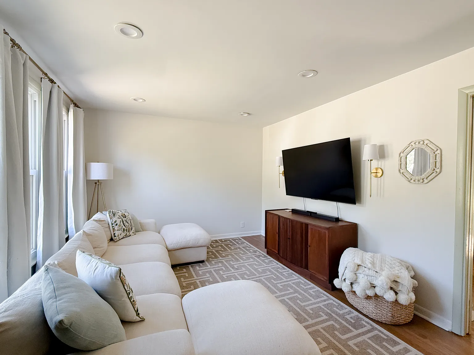 3 bed, 1.5 bath, 1101 sqft, $1,700 — Photo 4