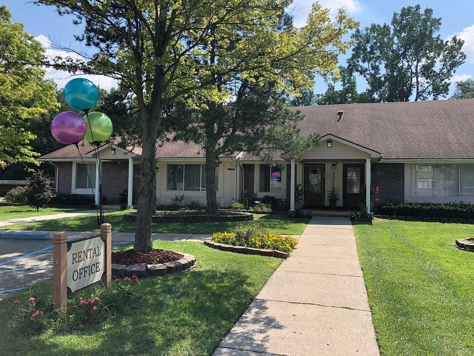 Brownstown Square Apartments — Photo 4