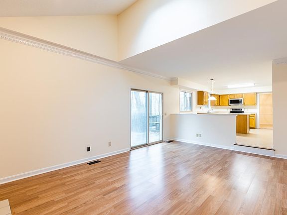 4th image of 9433 Bridgewood Ct