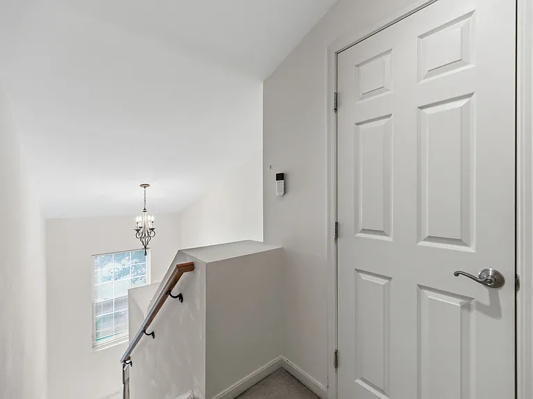 323 Skyview Ct — Photo 5