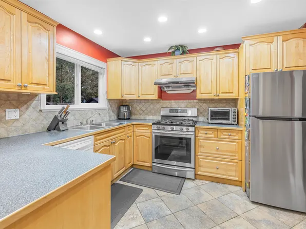 13277 64a Ave, Surrey, BC V3W 7H9