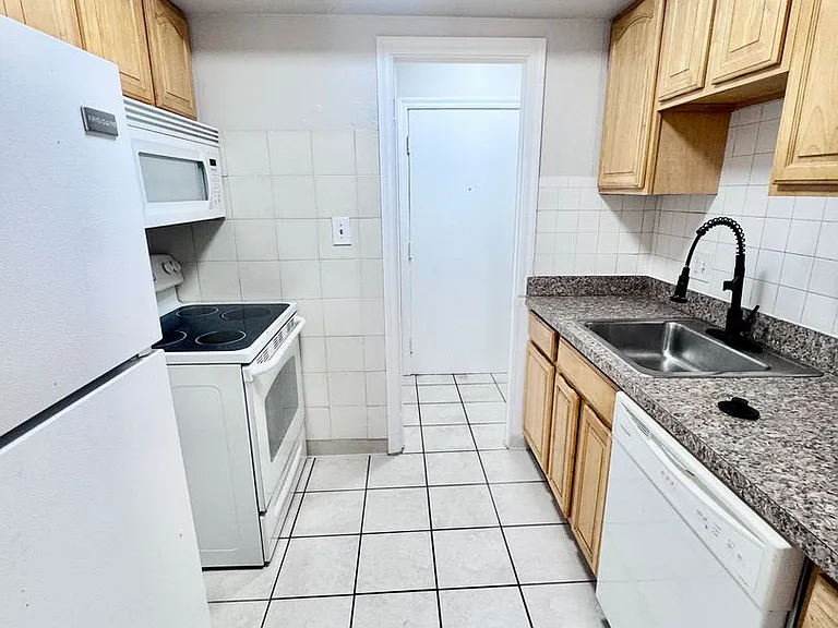 Colton House Apartments — Photo 64