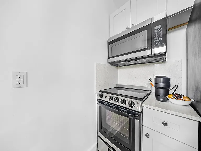 1260 SW 6th St — Photo 9