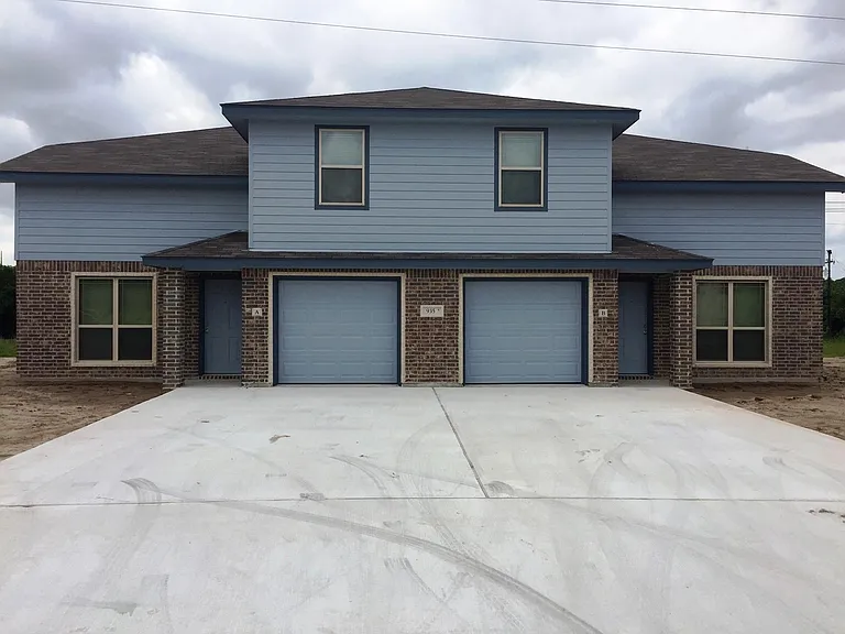 935 Brookview Dr #A — Photo 1