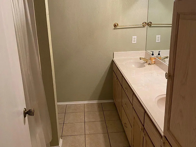 2nd Bathroom with Bathtub/Shower and two sinks (8'x6')