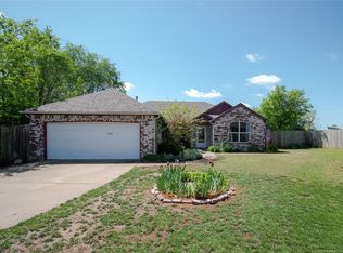 2113 W Maple St N, Collinsville, OK 74021