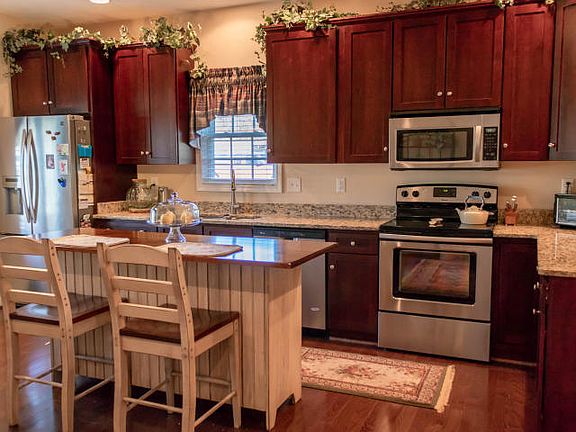 4th image of 30 Cardinal Ln