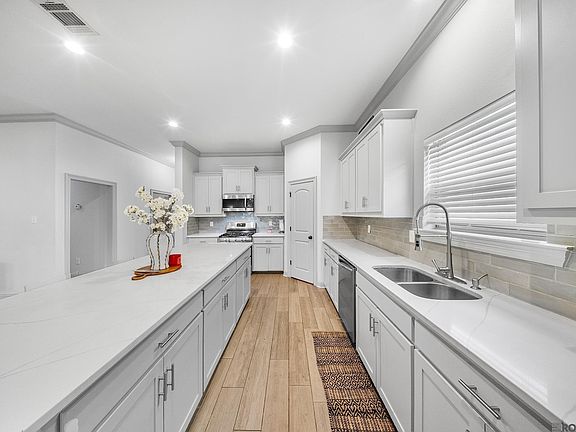 3rd image of 1074 Elliston Dr